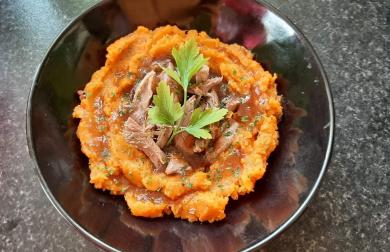 Mrkvovobatátová kaše s jehněčím