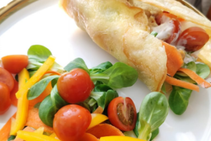 Sýrová tortilla plněná kuřecím masem, zeleninou a česnekovým dresinkem