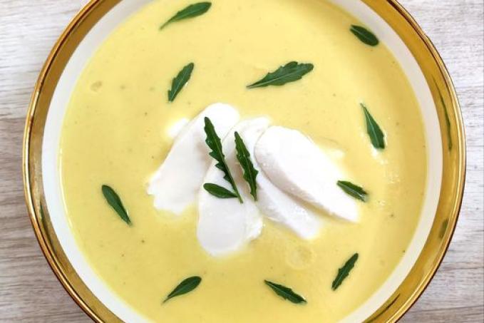 Květákový krém s kurkumou, chilli a kokosovým mlékem