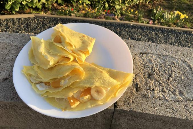 Vaječné palačinky s tvarohem a ovocem