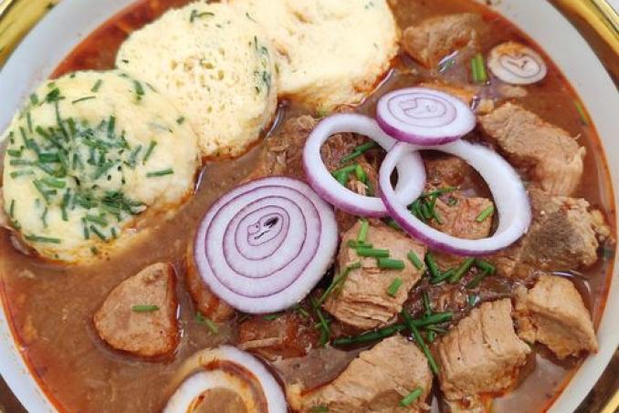 Vepřový guláš s jogurtovým knedlíkem - LC