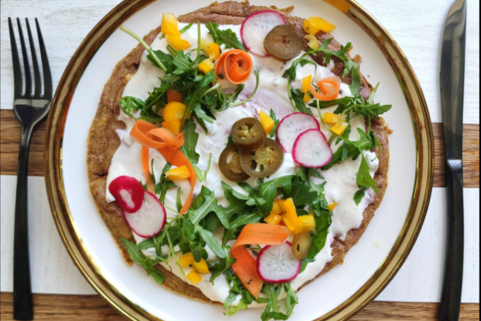 Obložená omeleta s červenou řepou a jalapeno dipem