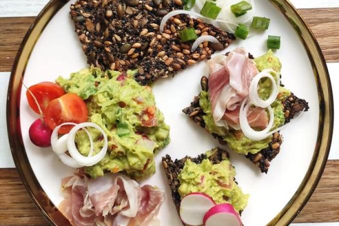 Avokádová pomazánka se zeleninou a semínkové krekry