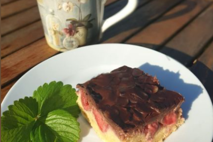 Jahodová buchta s čokoládovou polevou