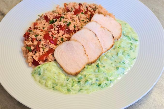 Salát a la Tabouleh s pečeným kuřecím prsem a tzatziki