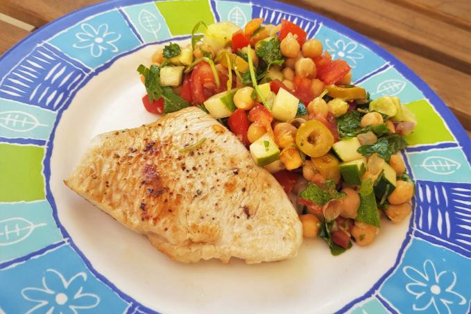 Krůtí plátek s cizrnovým salátem