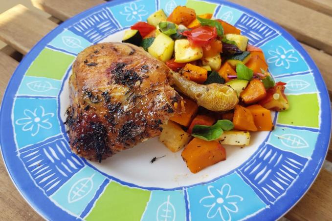 Kuřecí stehno s pečenou zeleninou
