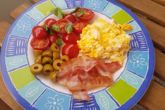 Míchaná vajíčka se slaninou a cherry rajčaty