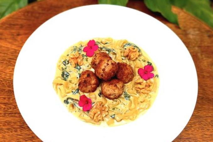 Masové kuličky s konjac nudlemi v roqueforové omáčce s mangoldem