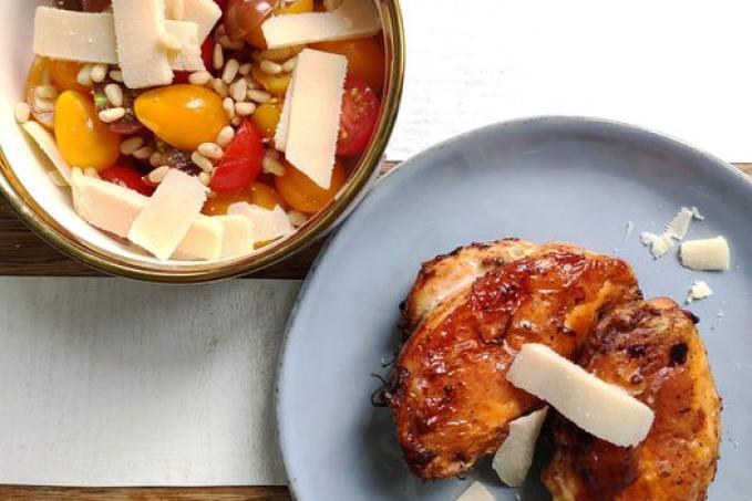 Kuřecí prsa a rajčatový salát s parmazánem