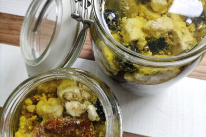 Sýrový salát s olivami