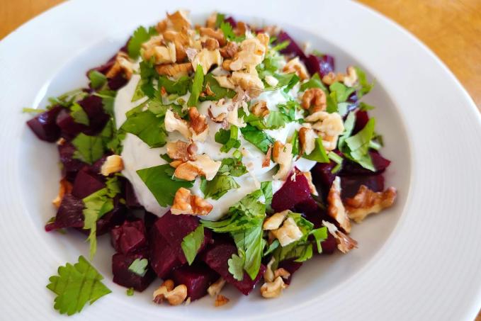 Teplý salát z červené řepy se třenou nivou a ořechy