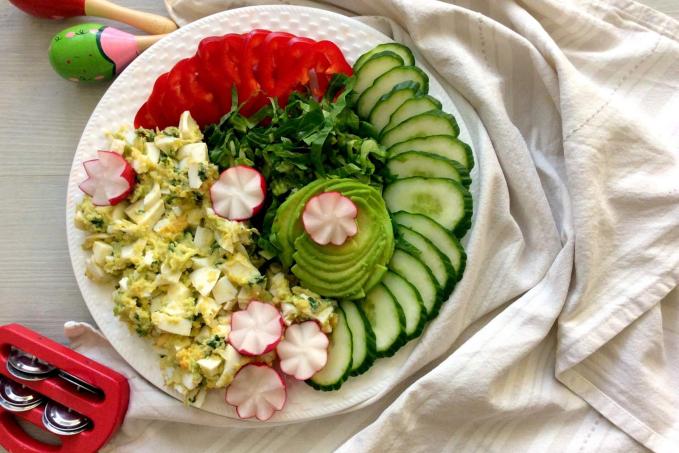 Zeleninový talíř s vaječno-avokádovým salátem