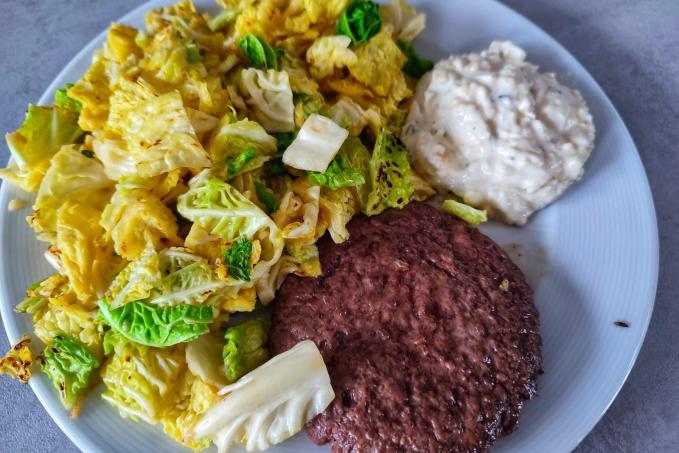 Hovězí hamburger s restovanou kapustou na másle a olivovém oleji