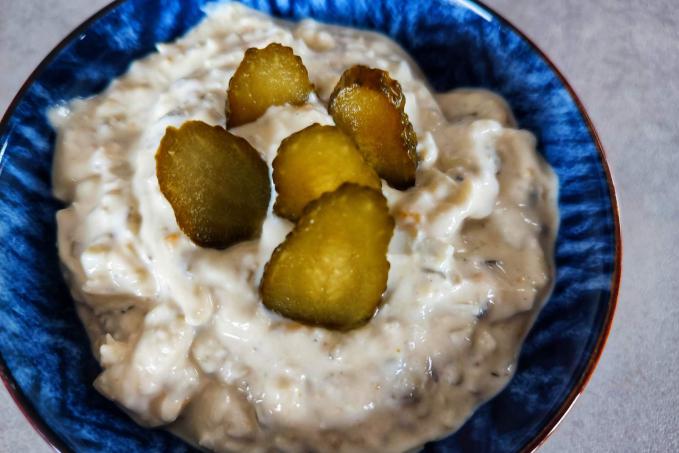 Falešná tatarka z jogurtu, vajec a kyselé okurky