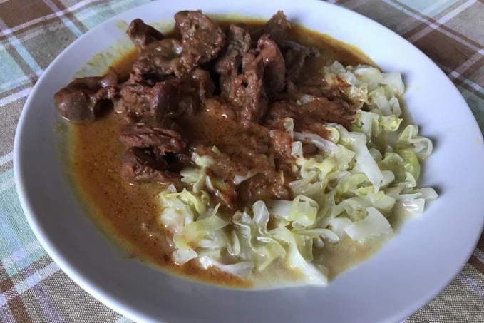 Kuřecí žaludky na kari se zelnými nudlemi - LC