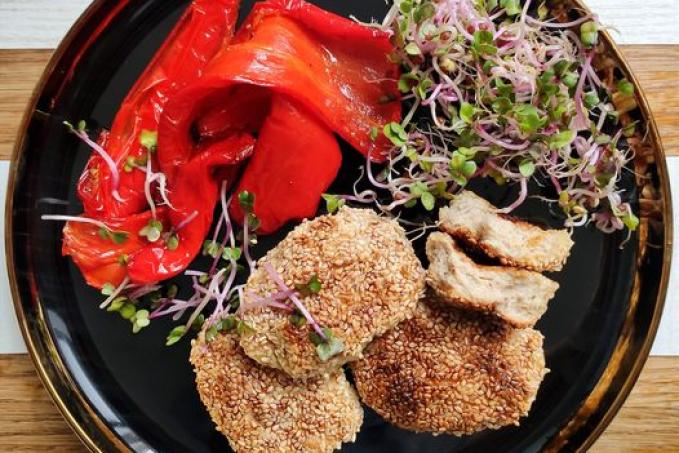 Kuřecí nugetky v sezamu s pečenou paprikou