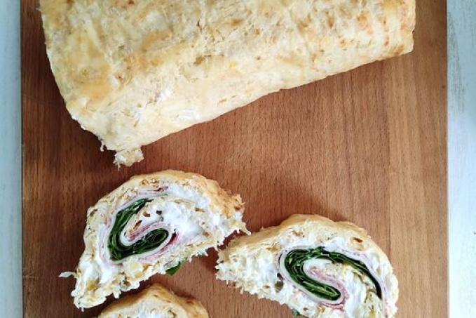 Roláda z kysaného zelí s jalapeno tvarohem