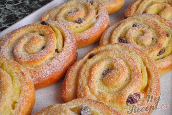 Kynutí šneci s pudinkem a rozinkami