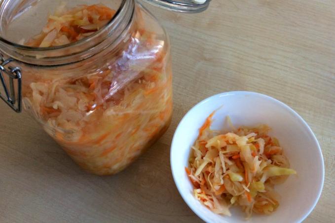 Kvašené bílé zelí s mrkví a cibulí neboli pickles