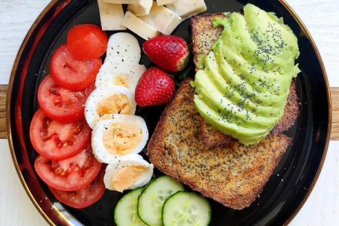 Obložený mandlovo-makový toast