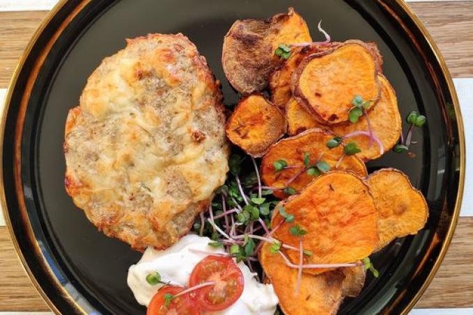 Sýrový karbanátek, batátové dukátky a rajčata v jogurtu