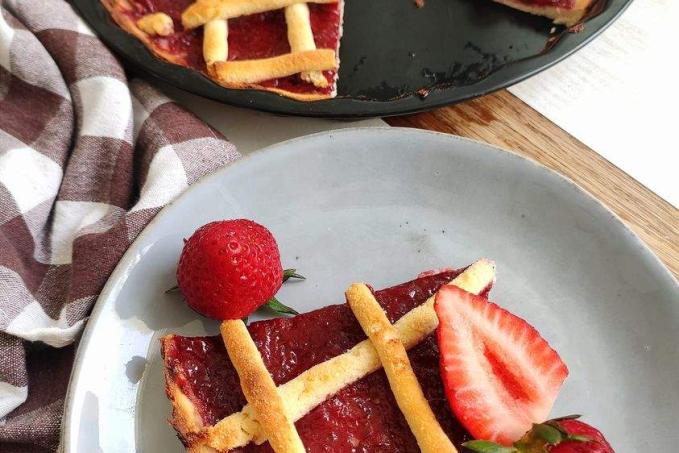 "Linecký" mřížkovaný jahodový koláč
