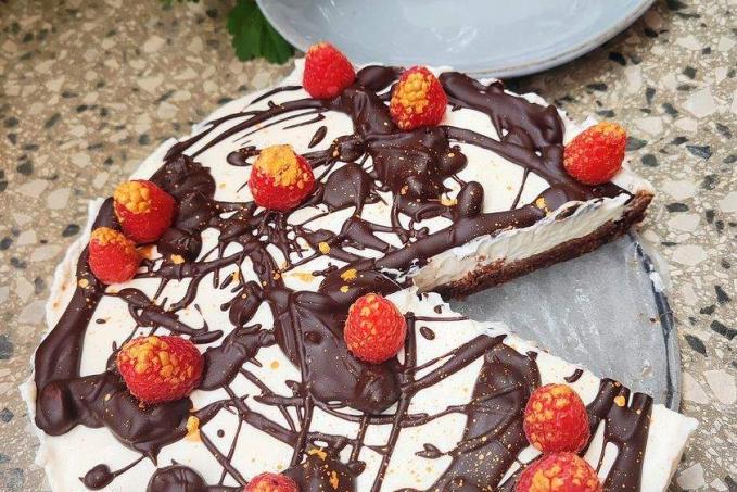 Smetanový koláč s malinami a čokoládou