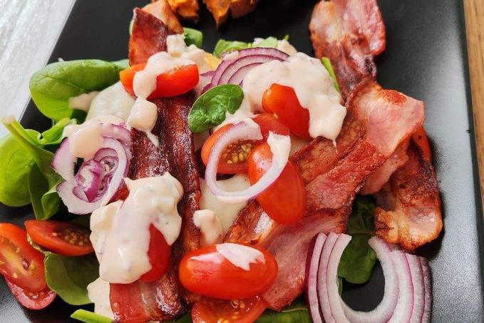 Burger naháč s batátovými hranolkami