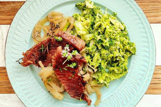 Vepřová krkovice na bylinkách a cibuli se šťouchanou brokolicí