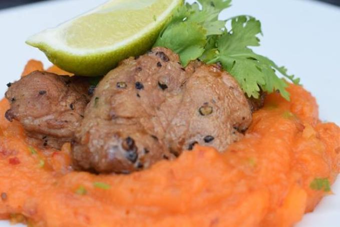 Vepřové medailonky s pyré z batátů, chilli a čerstvého koriandru