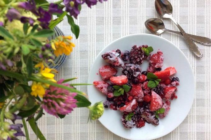 Mražené bobulovité ovoce ve křupavém kokosovém oleji