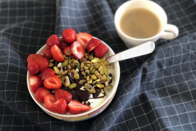 Řecký jogurt s čokoládou, jahodami a pistáciemi