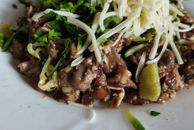 Cuketové nudle s houbami