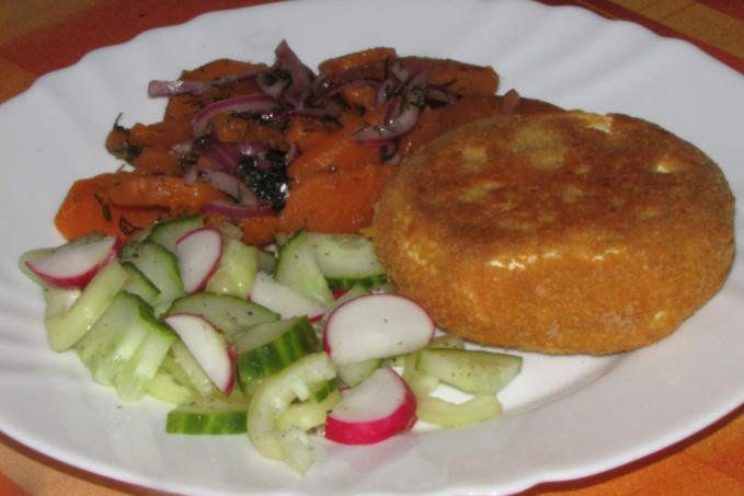 SMAŽENÝ HERMELÍN A BATÁTOVÝ "VÍDEŇSKÝ" SALÁT