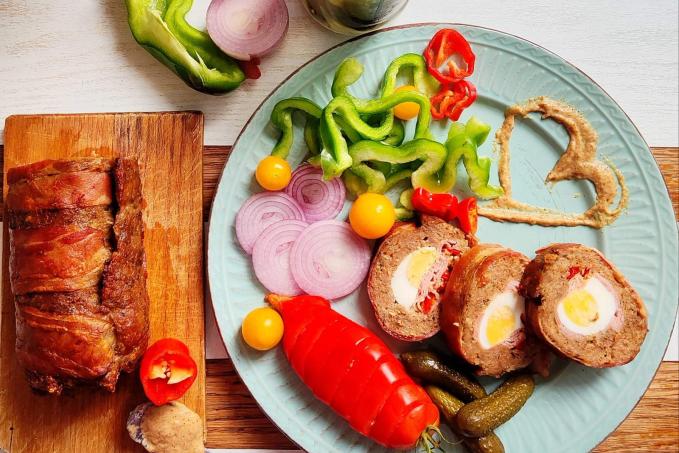 Plněná sekaná vajíčkem, šunkou a jalapeno