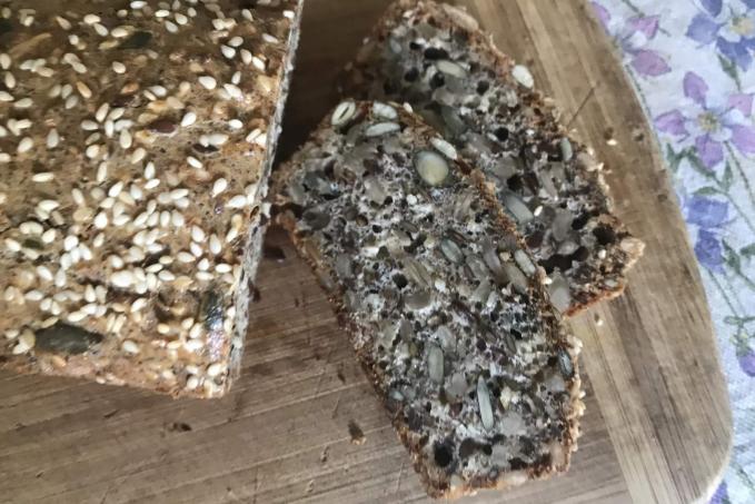 Lowcarb semínkový chléb