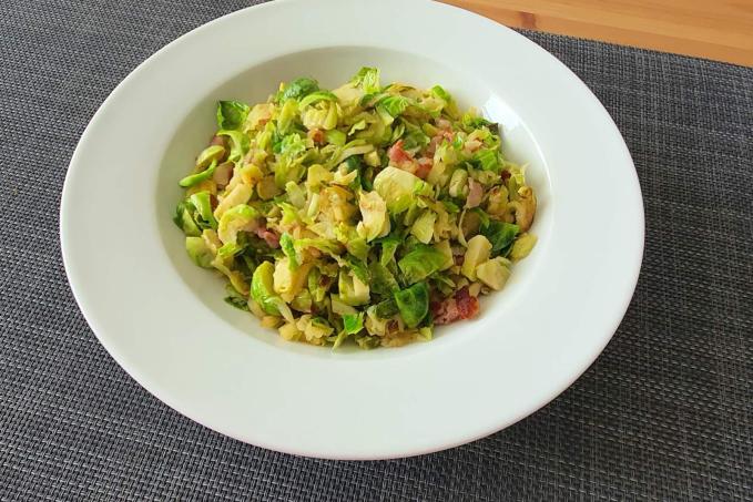 Teplý salát z růžičkové kapusty