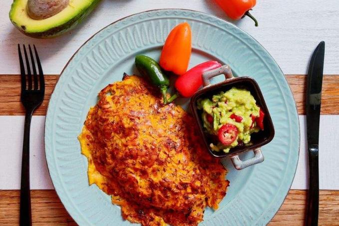 Kuřecí prso v "batáťáku" a mačkané avokádo s jalapeno