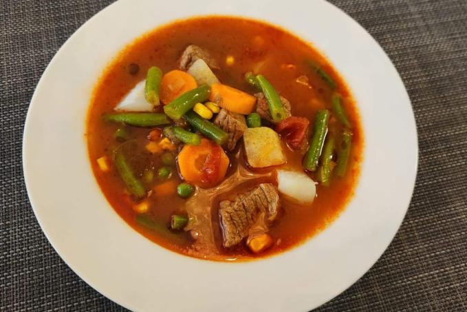 Zeleninová polévka s hovězím masem