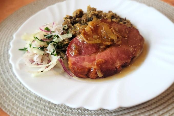 "KUBA" S UZENÝM A CIBULOVÝ SALÁT