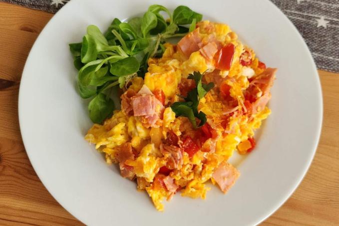 Míchaná vajíčka se zeleninou a šunkou