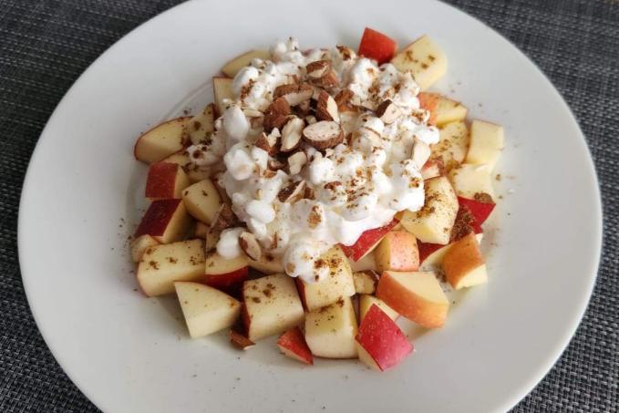 Jablko s cottagem a skořicí