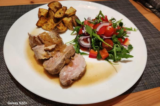 Vepřová panenka s pečeným bramborem a salátkem