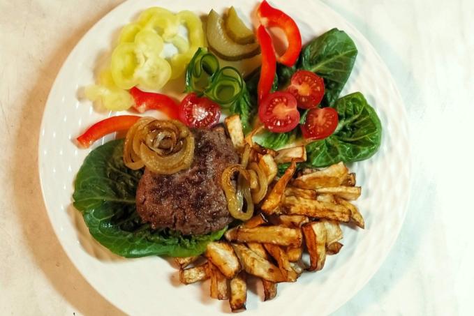 Burger bez housky s celerovými hranolky a zeleninou - LC