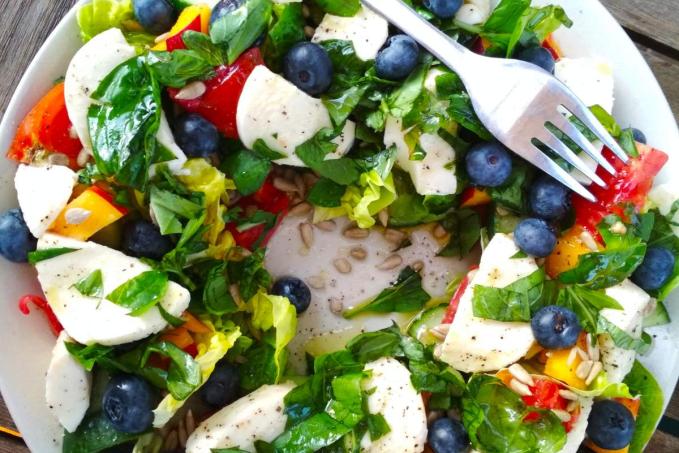 Lehký salát s mozzarellou a ovocem