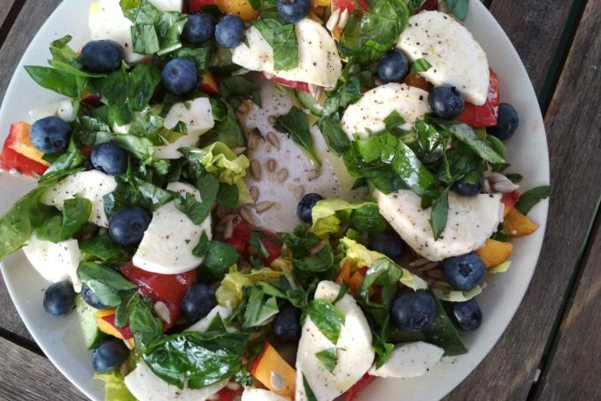 Letní salát s mozzarellou a ovocem