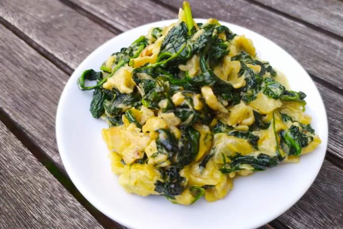 Špenát se smetanou a sýrem