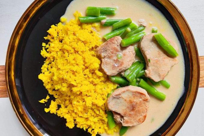 Vepřové medailonky se zelenými fazolkami v kokosovém mléce, květáková rýže s kurkumou