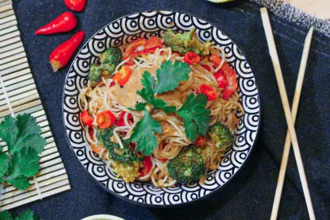 Asijská arašídová omáčka s nudlemi